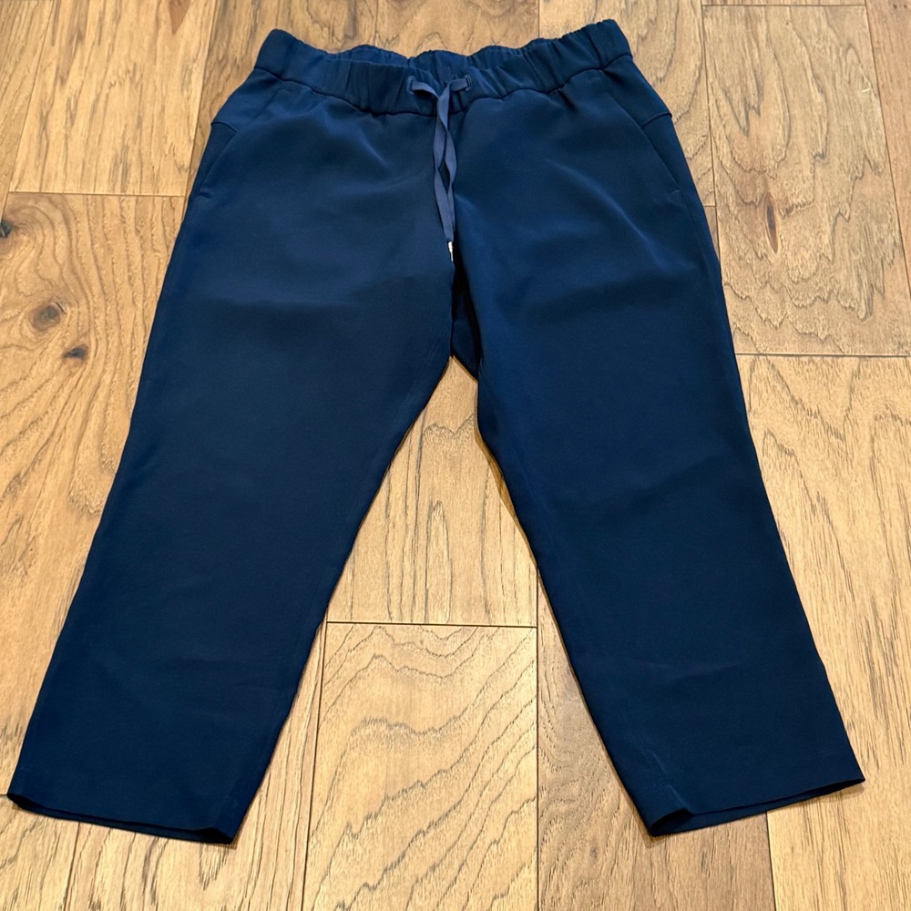 Lululemon On the Fly Crop Navy Blue Woven Drawstring Pants Size 6 LW6AVMS